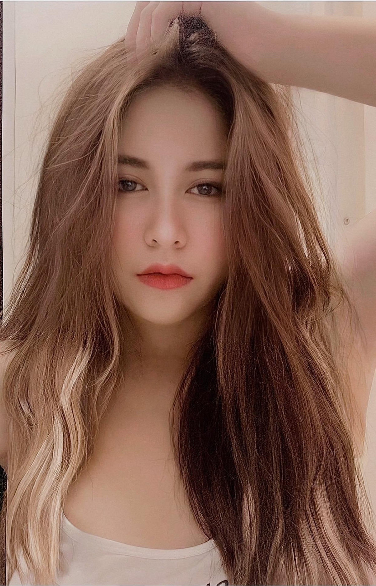 Vóc dáng phổng phao cùng với gương mặt đẹp khiến cô được biết đến nhiều hơn.