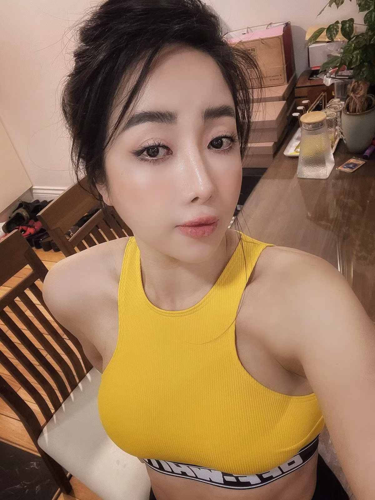 Chỉ sau ít giờ đăng tải, hình ảnh của hot mom Hà thành này đã nhận được lượng tương tác khá lớn từ cộng đồng mạng. Phần lớn bạn bè, người quen của cô đều gửi lời chúc sức khoẻ, cũng như chúc mừng gia đình chuẩn bị chào đón thành viên mới.