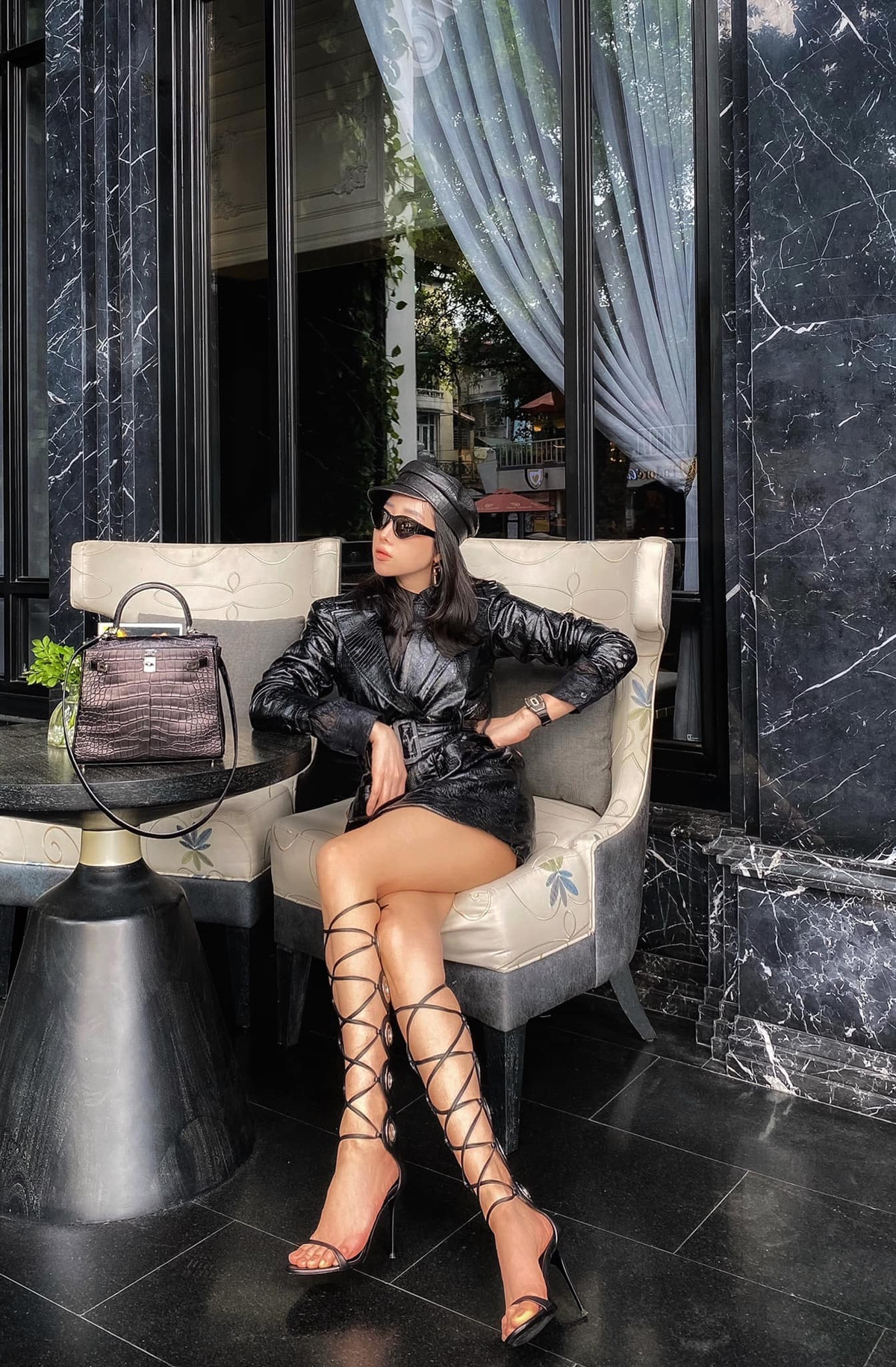 Trong những bức ảnh street style đời thường của cô cũng có vô vàn những mẫu hàng hiệu đắt đỏ đến từ những nhà mốt danh tiếng như Saint Laurent, Dior, Chanel, Fendi, Gucci...