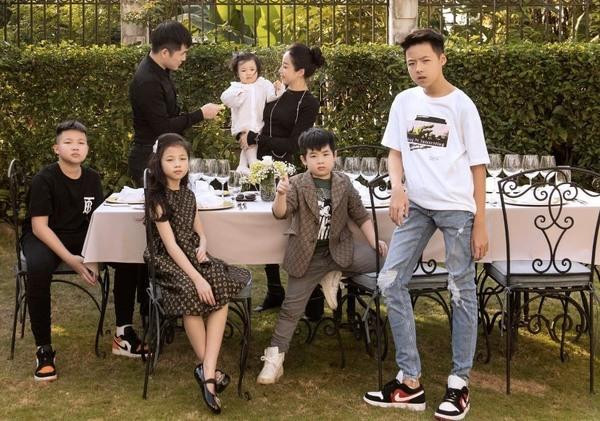 Về con cái, Hằng Túi nổi tiếng "mắn đẻ" khi có 5 nhóc tì ở tuổi 34 cùng một cậu con nuôi tên Súp. Tuy nhiên khi có thêm Vũ Hồng Phúc, vị trí này dường như đã không thuộc về "hot mom đông con nhất Hà thành" Hằng Túi.