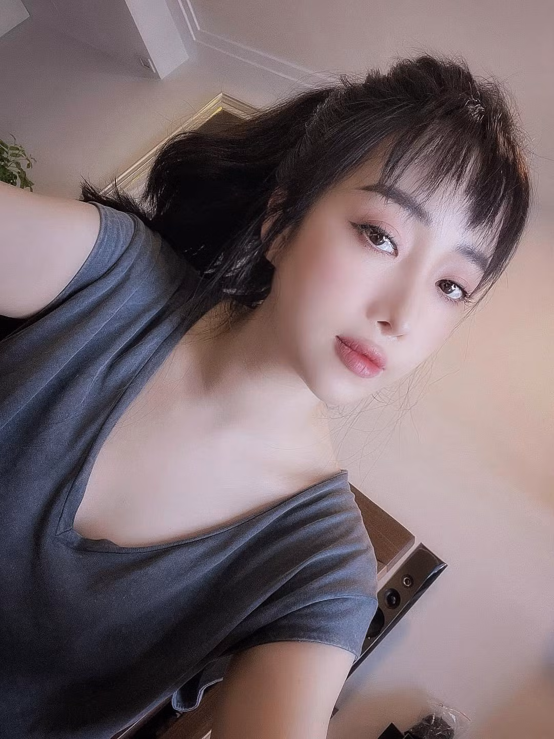 Trên trang cá nhân có hơn 300.000 lượt theo dõi, hot mom nổi tiếng thường xuyên chia sẻ hình ảnh đời thường bên gia đình, cùng công việc kinh doanh của bản thân.