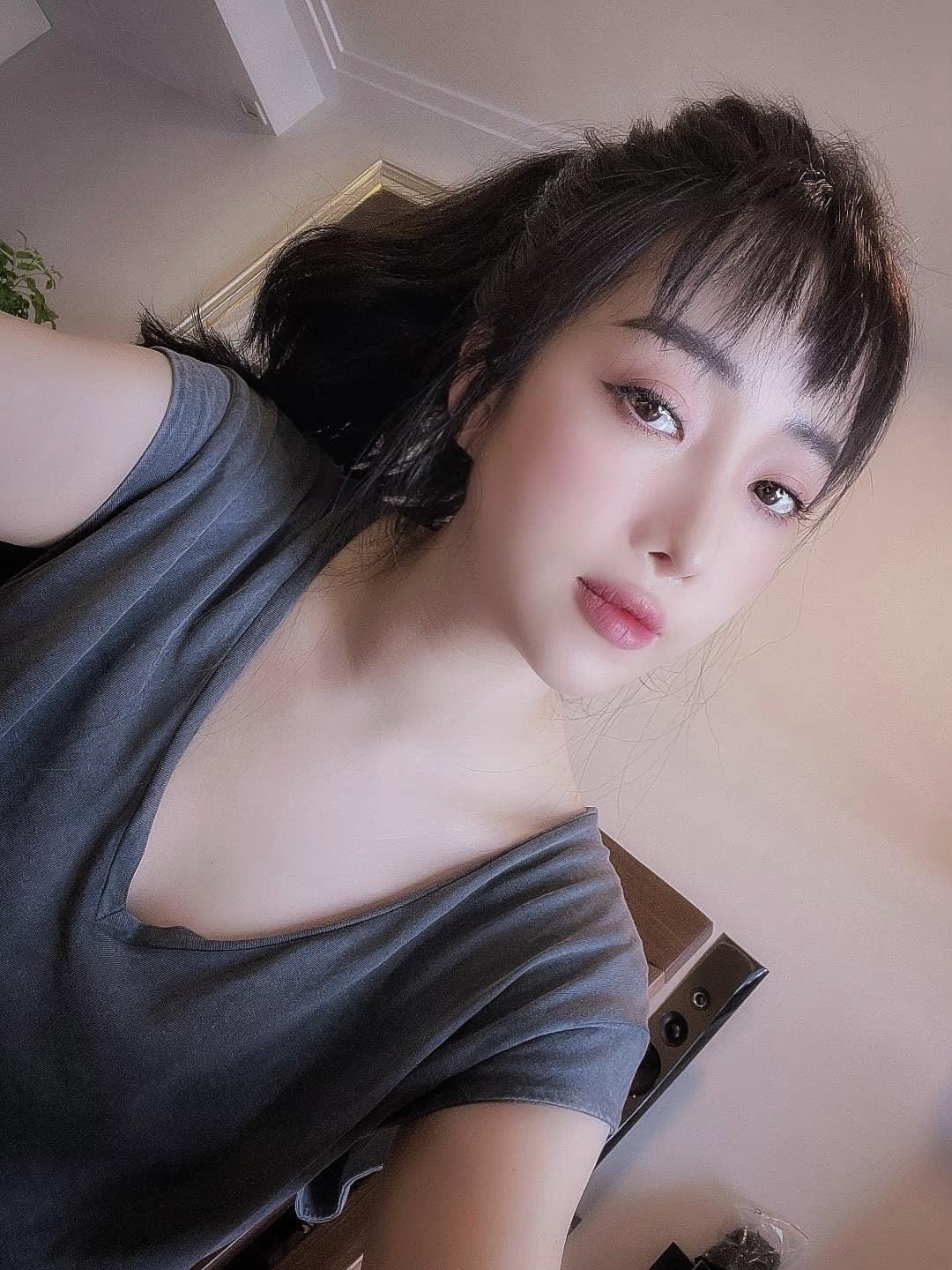 Trên trang cá nhân có hơn 300.000 lượt theo dõi, hot mom nổi tiếng thường xuyên chia sẻ hình ảnh đời thường bên gia đình, cùng công việc kinh doanh của bản thân.