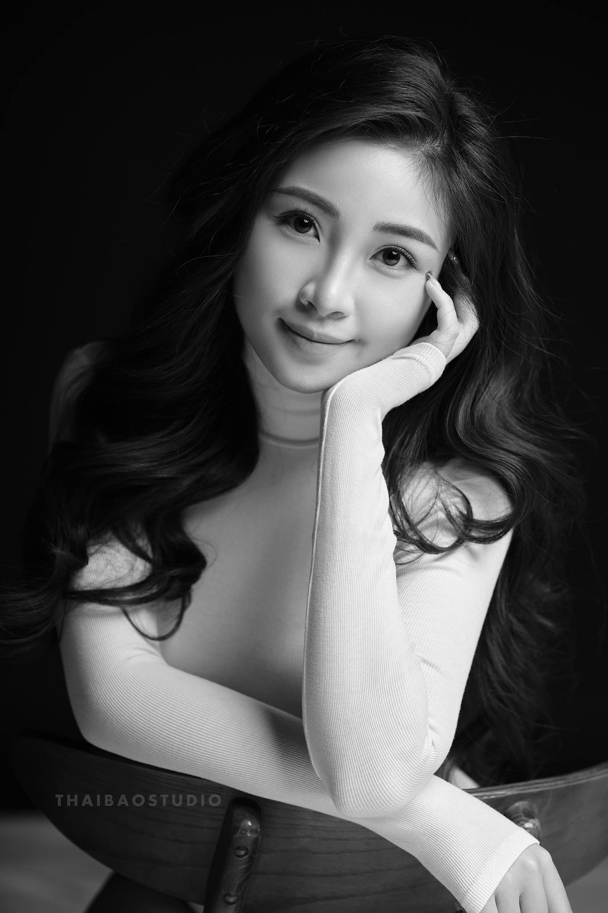 Khoảnh khắc đặt tay lên chiếc bụng bầu của Nhật Linh đã được cư dân mạng chú ý, bà mẹ trẻ đang ngầm thông báo với cả thế giới rằng gia đình nhỏ sắp đón chào thêm một thiên thần.