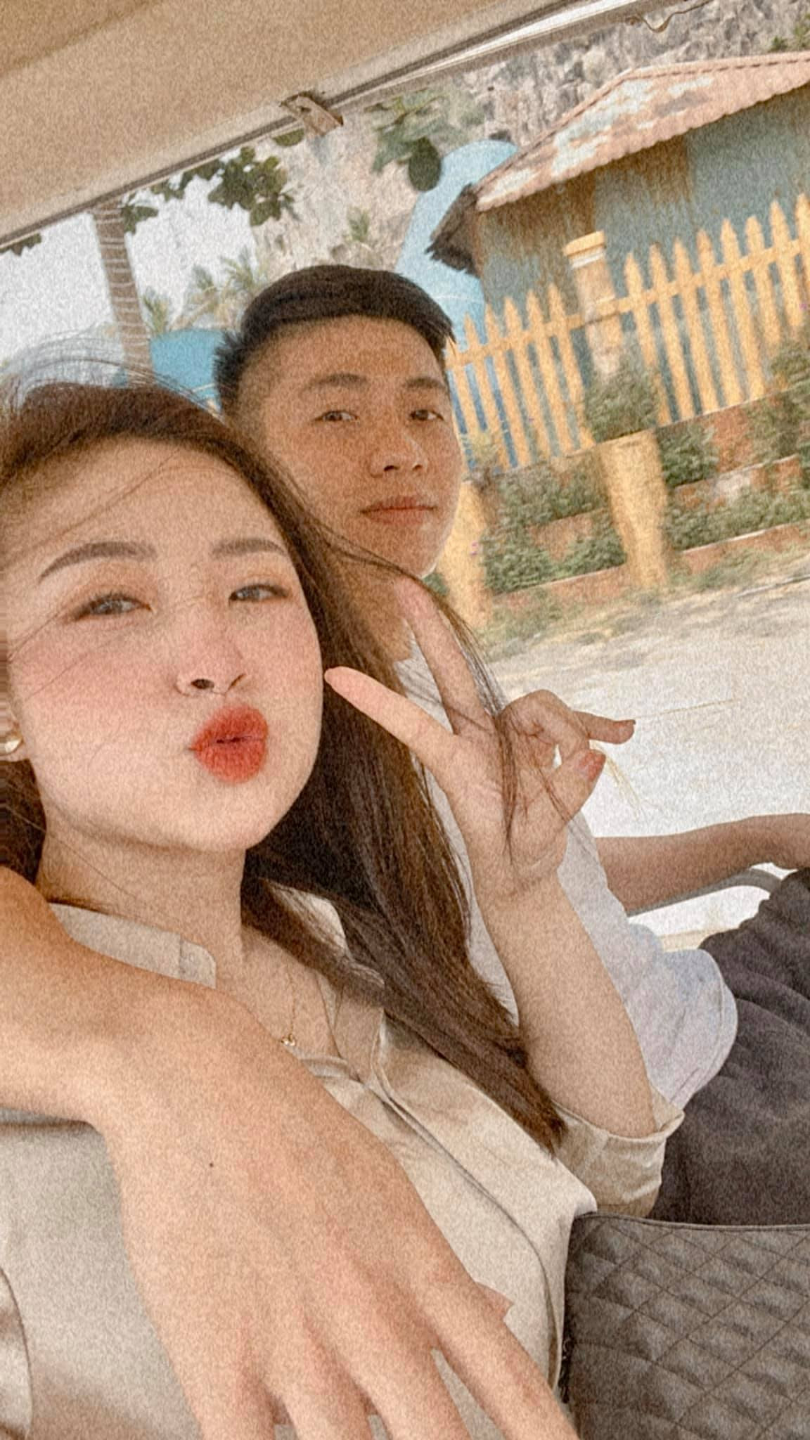 Gia đình Phan Văn Đức luôn nhận được nhiều sự yêu mến từ fans, và bà xã Nhật Linh cũng là một nàng WAGs có tính cách vui tính.