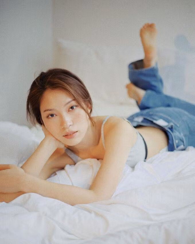 Khánh Vy từng quyết định "thả cửa" bằng một bộ hình nội y táo bạo, đăng tải lên MXH khiến ai cũng ngỡ ngàng.