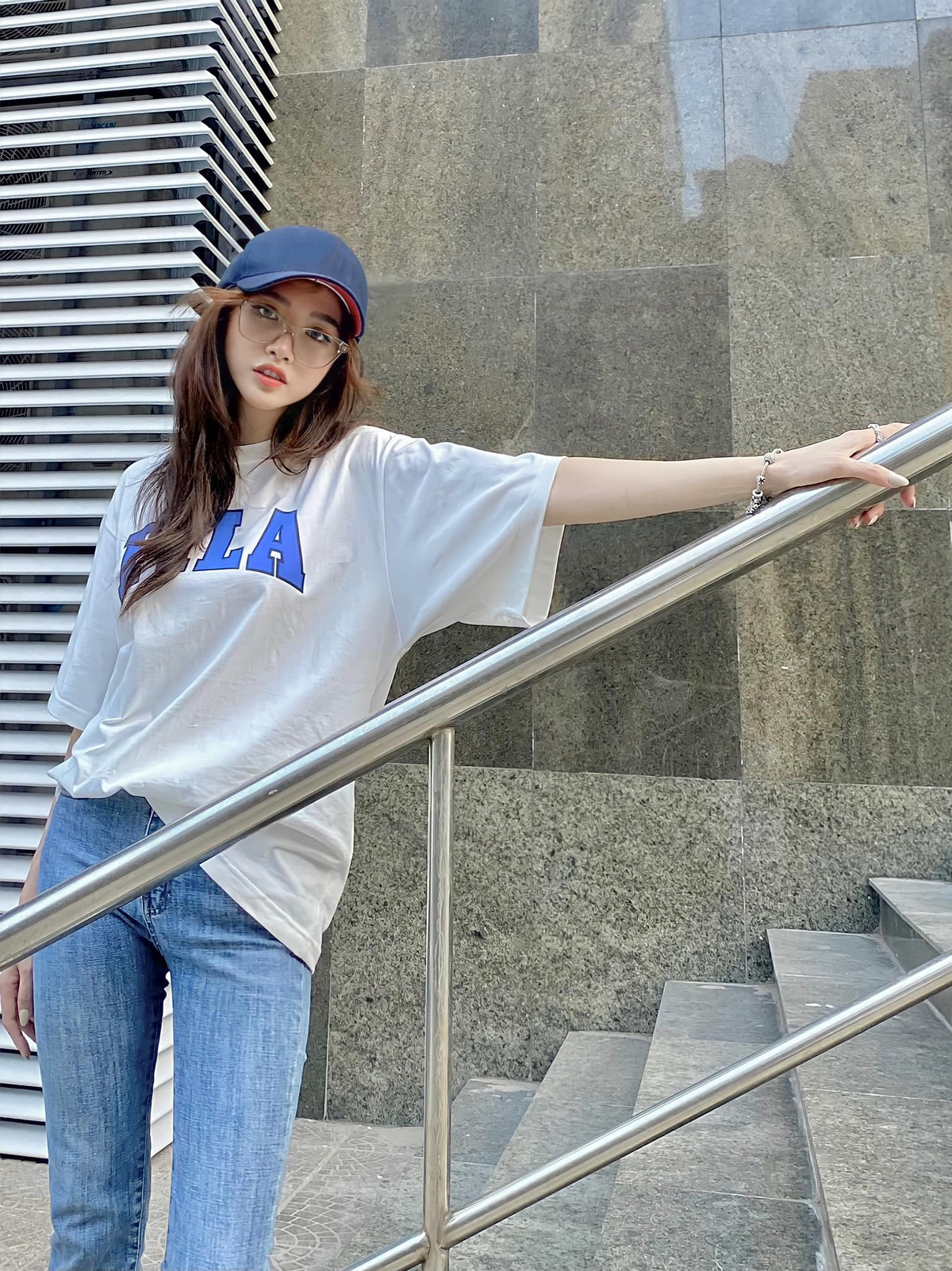 Linh Thỏ là người mẫu lookbook nổi tiếng trong cộng đồng yêu thời trang. Cô nàng ngày càng xinh đẹp và gợi cảm hơn sau lùm xùm đó.