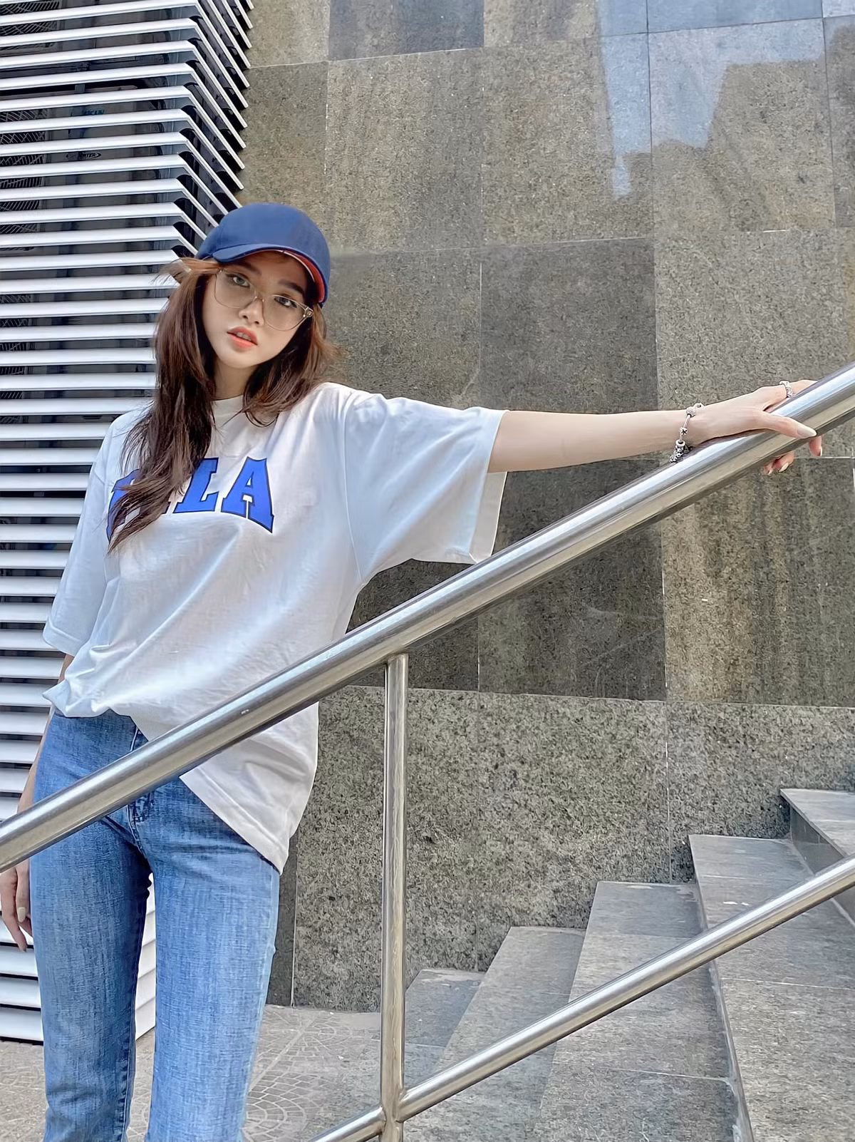 Linh Thỏ là người mẫu lookbook nổi tiếng trong cộng đồng yêu thời trang. Cô nàng ngày càng xinh đẹp và gợi cảm hơn sau lùm xùm đó.