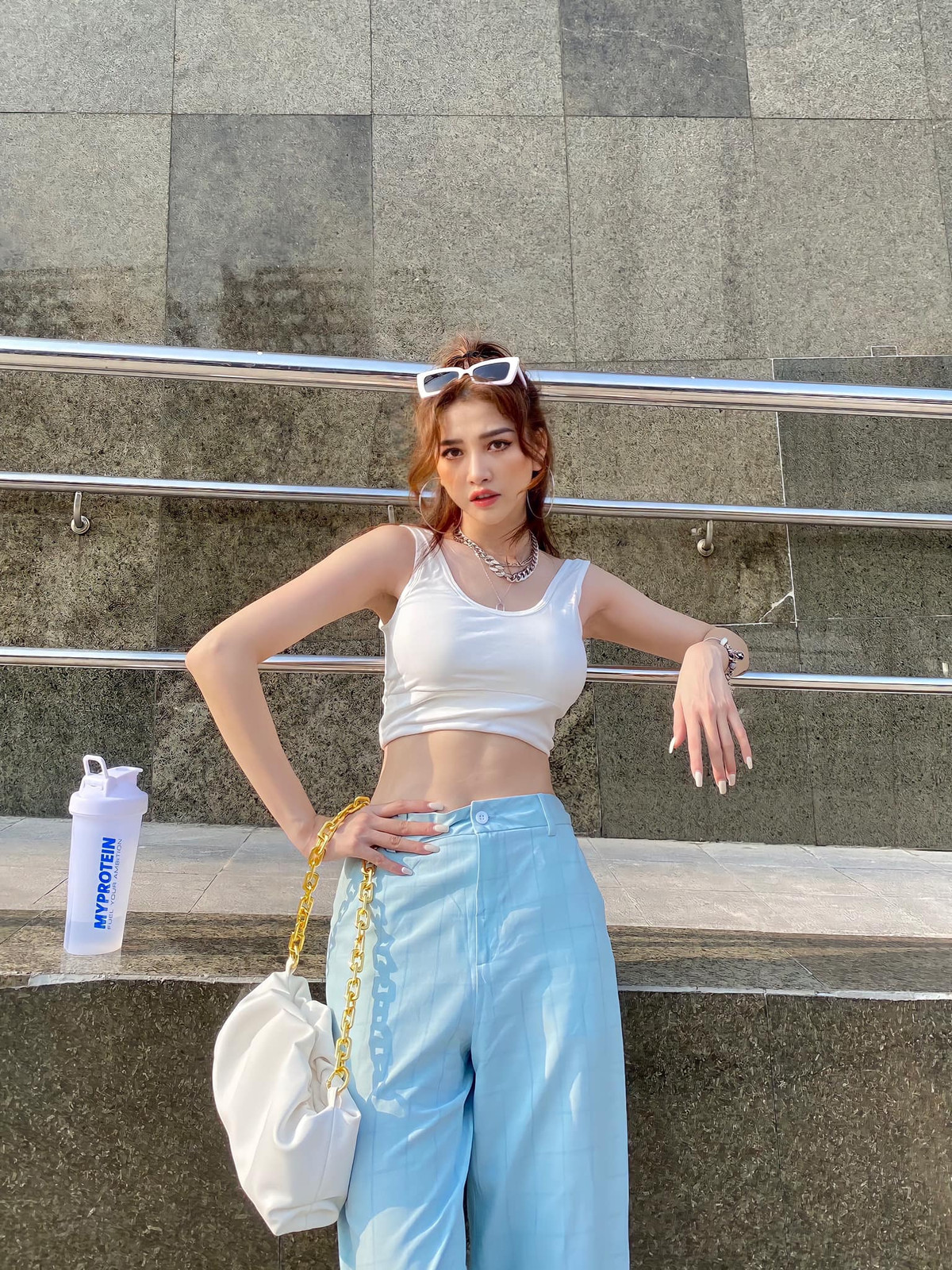 Gu thời trang của Linh Thỏ cũng được nhiều người yêu thích hơn, hot girl này không ngần ngại thử sức với nhiều phong cách khác nhau. Ảnh: Tổng hợp