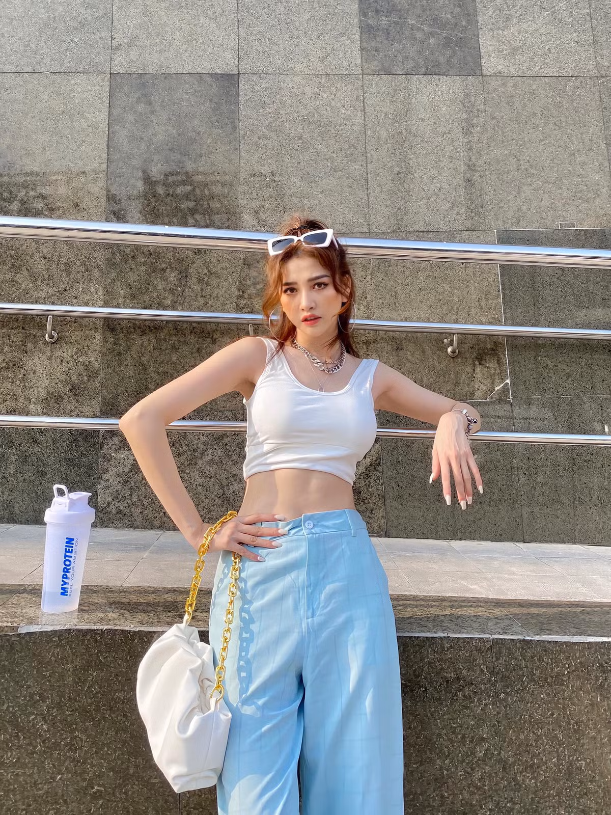 Gu thời trang của Linh Thỏ cũng được nhiều người yêu thích hơn, hot girl này không ngần ngại thử sức với nhiều phong cách khác nhau. Ảnh: Tổng hợp