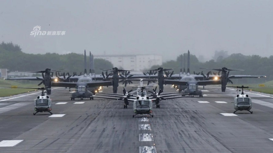 Không quân Mỹ vừa tiến hành cuộc diễu binh biểu dương lực lượng mang tên "Voi đi bộ" với sự tham gia của các máy bay vận tải C-130J Super Hercules, V-22 Osprey, trực thăng UH-1N.