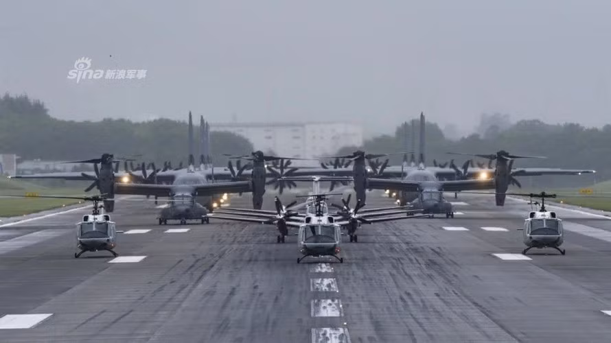 Không quân Mỹ vừa tiến hành cuộc diễu binh biểu dương lực lượng mang tên "Voi đi bộ" với sự tham gia của các máy bay vận tải C-130J Super Hercules, V-22 Osprey, trực thăng UH-1N.