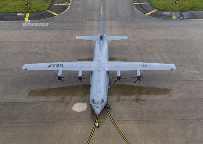 Cho dù đã có trong biên chế nhiều dòng máy bay vận tải chiến lược cỡ lớn như C-5 Galaxy hay C-17 Globemaster III nhưng C-130J Super Hercules vẫn giữ vai trò xương sống trong việc lập cầu hàng không.