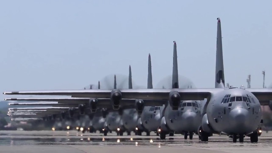 Thông số kỹ thuật cơ bản của C-130J Super Hercules bao gồm: Kíp lái 3 người; chiều dài 29,8 m; sải cánh 40,4 m; chiều cao 11,8 m; trọng lượng rỗng 34.274 kg, trọng lượng cất cánh tối đa 70.305 kg; tải trọng lớn nhất 20.000 kg hoặc 92 lính dù.