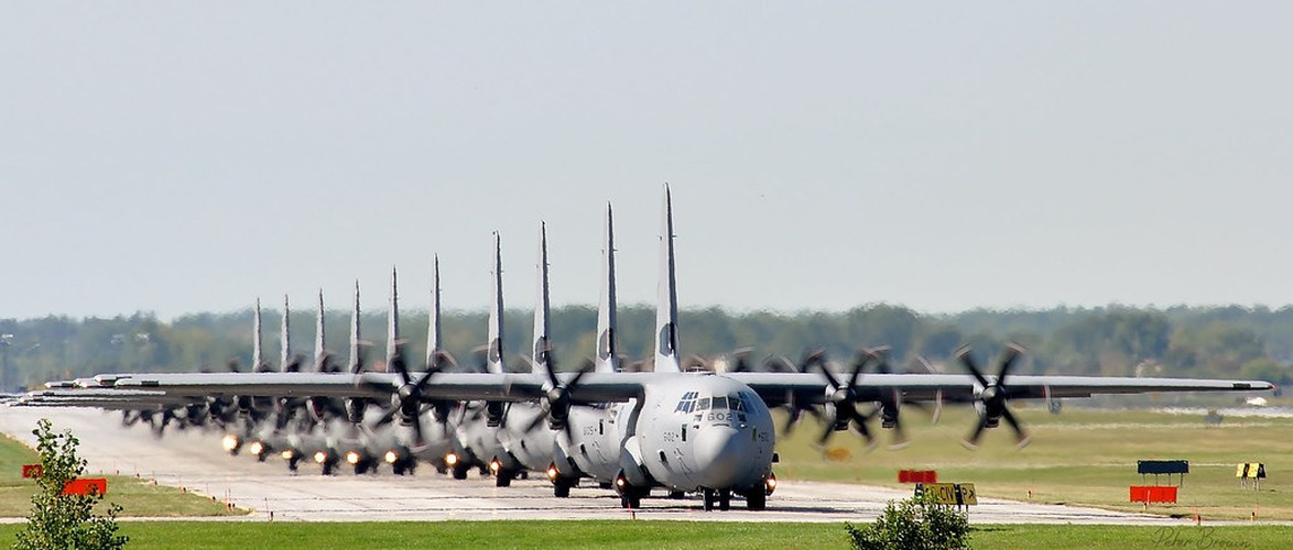 C-130J Super Hercules là mẫu sản xuất hiện tại của C-130 và phi đội toàn cầu gần đây đã vượt qua 2 triệu giờ bay. Hai mươi quốc gia trên thế giới đã chọn C-130J để hỗ trợ các nhu cầu không vận chiến thuật.