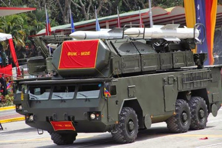 Giữ vai trò hỗ trợ cho S-300VM Antey-2500 là 7 tổ hợp tên lửa phòng không tầm trung Buk-M2E, đây là một vũ khí cũng được đánh giá rất cao về tính năng kỹ chiến thuật.