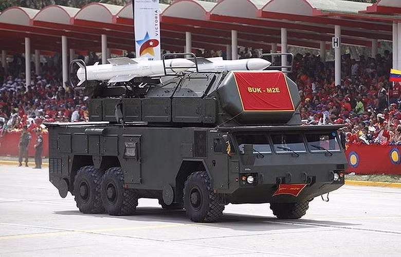 Với tầm bắn tối đa 50 km, đánh chặn được mục tiêu hoạt động ở tầm thấp thông qua tên lửa 9M317, hệ thống Buk-M2E của Venezuela sẽ gây ra mối đe dọa nghiêm trọng đến các loại chiến đấu cơ Mỹ.