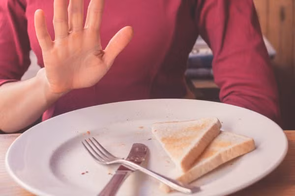 Hơn nữa, nhịn ăn sáng, cơ quan không được cung cấp đầy đủ dưỡng chất gây mệt mỏi, làm việc mất tập trung,gây nhiều bệnh tật. Bệnh dạ dày sẽ ghé thăm, sỏi mật, nhanh lão hóa do lượng đường và protein dự trữ được lấy ra để hoạt động làm cho da bị khô, mất dinh dưỡng, các bệnh mãn tính…Ảnh: Thucphamchucnang.