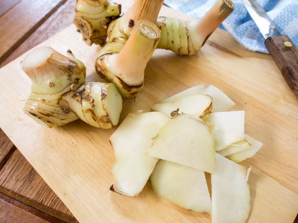 Là chất chống viêm. Dưỡng chất thực vật được tìm thấy trong củ riềng giúp ngăn chặn hoạt động của TNF-alpha (các cytokine thuộc họ yếu tố hoại tử khối u), do đó có thể làm giảm viêm. Loại thảo mộc này cũng giúp giảm viêm khớp. Ảnh: Benhviemda.