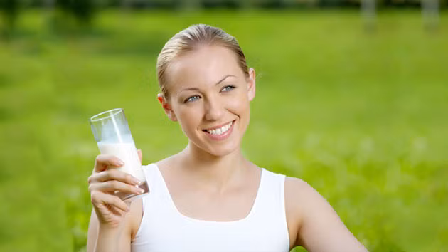 Thời điểm uống sữa tốt nhất là buổi tối. Với người già, nó sẽ giúp loại bỏ căng thẳng, mệt mỏi và khiến bạn ngủ ngon, sâu giấc hơn. Đối với trẻ nhỏ, việc uống một ly sữa vào buổi tối sẽ giúp hệ xương phát triển, giúp trẻ tăng chiều cao hiệu quả. Nhưng cũng nên chú ý uống sữa trước khi đi ngủ ít nhất 1 giờ đồng hồ là tốt nhất. Ảnh: Khoe360.