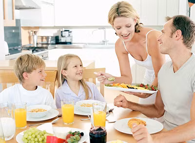 Thời điểm ăn trái cây tốt nhất là buổi sáng hoặc trưa vì trái cây nhiều chất xơ mềm, hệ tiêu hóa sẽ không phải hoạt động quá nặng nhọc khi bắt đầu ngày mới. Đồng thời, trong trái cây có nhiều vitamin và khoáng chất sẽ giúp bạn hấp thu đủ vi chất dinh dưỡng trong các loại thực phẩm khác. Ảnh: Mediusa.