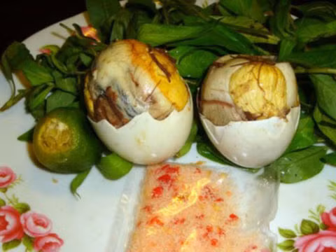 Nên tránh ăn trứng lộn vào buổi tối bởi đây là món ăn khó tiêu, khó có thể tiêu hóa hết trước khi đi ngủ dẫn tới đầy hơi, khó chịu. Thời điểm thích hợp nhất là ăn vào buổi sáng. Ảnh: Saigonamthuc.