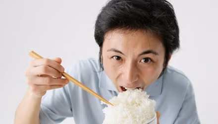 Hãy ăn cơm vào buổi sáng và trưa. Lúc đó, quá trình trao đổi chất diễn ra mạnh nhất giúp bạn có thể hấp thu carbonhydrat, có thể chuyển hóa tinh bột thành năng lượng giải phóng ra bên ngoài. Ảnh: Xaluan.