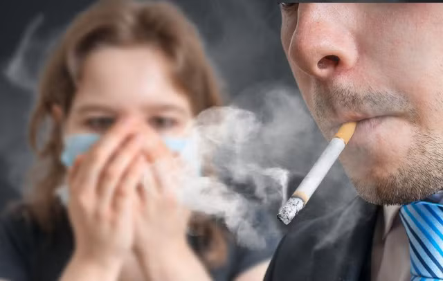 Không chỉ người hút thuốc mới bị giảm khả năng nghe mà người hút thuốc lá thụ động cũng bị giảm thính lực. (Nguồn Afamily)