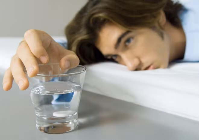 Nguyên nhân là do trong loại thuốc này có chứa chất acetaminophen và ibuprofen. Những chất này khi vào cơ thể sẽ làm giảm lượng máu được cung cấp đến tai, làm mất một số chức năng thính giác. (Nguồn Benhungthutuy)