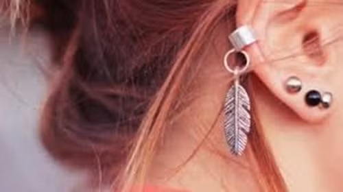 Bấm khuyên tai. Dù cho thùy tai là phần nhiều sụn ít gây đau nhất nhưng nó lại là bộ phận rất nhạy cảm. Chúng chứa những chất kháng khuẩn, kháng trùng. Nếu bấm quá nhiều lỗ sẽ gây áp lực không nhỏ tới tai, nếu bấm lệch vị trí sụn thì khiến tai dễ loét và nhiễm trùng. Ảnh: Tieudungplus.