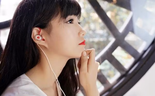 Ngoài ra, việc đeo tai nghe một bên cũng là thói quen cực kỳ hại với thính giác. Đeo chỉ một bên khiến việc nghe âm thanh không tập trung và bạn phải vặn volum to hơn. Hơn nữa, hai bên tai không làm việc đồng nhất dễ khiến thính giác mất cân bằng. Ảnh: Astore.