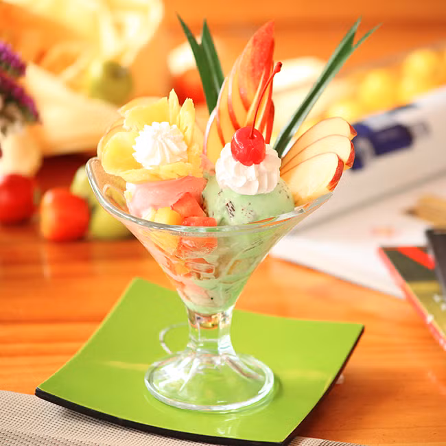 Mùa hè nóng bức, có một cây kem mát lạnh ăn giải nhiệt thì còn gì bằng? Tuy nhiên, món ăn vặt yêu thích của nhiều người này lại bị liệt vào danh sách những thực phẩm không nên ăn trước khi đi ngủ. (Nguồn Cungmua)