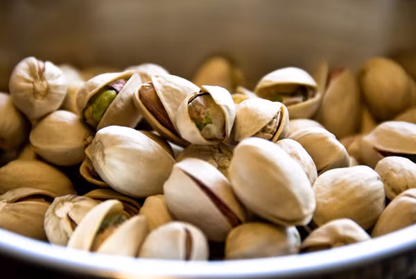 Vì vậy, bạn không nên ăn các loại hạt trước khi ngủ, đặc biệt là các loại hạt như hạt điều, óc chó, hạt mắc ca và lạc. (Nguồn Afamilycdn)