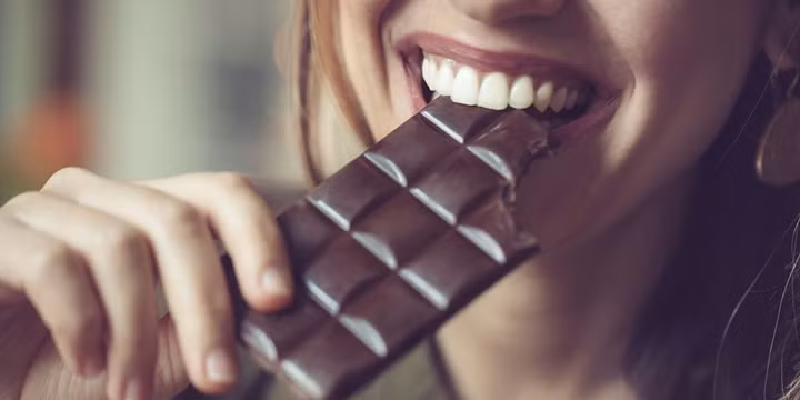 Mặt khác, trong chocolate đen còn có chứa các chất kích thích như theobromine - một chất gây tăng nhịp tim hơn bình thường. Nó làm tinh thần bạn lo lắng, dẫn tơi khó ngủ. (Nguồn Pose)