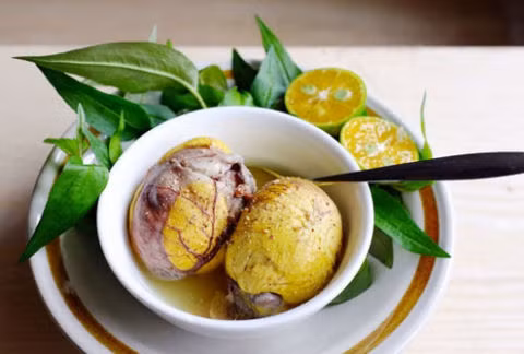 Nên ăn kèm rau răm, gừng có tính ấm vị cay nồng để chống đầy hơi, sát trùng và làm ấm bụng. Lượng gia vị phù hợp cho một lần ăn tối đa hai trứng là khoảng 5g gừng tươi thái chỉ, 5g rau răm tươi. Ảnh: Zingnews.