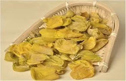 Màng mề gà. Là phần màng ngoài của mề gà, khi làm thịt gà thường vất bỏ chúng đi nhưng lại rất quý. Chữa bệnh biếng ăn cho trẻ. Dùng 6g bột màng mề gà (kê nội kim), 250g thịt lươn đã làm sạch trộn cùng nhau, nêm gia vị hấp chín cho bé ăn. Bài thuốc chỉ dùng cho bé trên 3 tuổi. Ảnh: Methongthai.