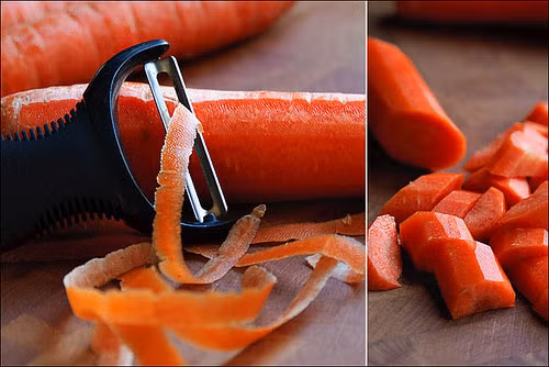 Vỏ cà rốt. Loại củ màu cam nổi tiếng với nhiều vitamin và carotene làm sáng mắt. Tuy nhiên, bạn không biết rằng vỏ cà rốt có nhiều vitamin và carotene hơn. Sau khi vào cơ thể, chất này sẽ chuyển hoá dần thành vitamin A. Ảnh: Petrotimes.