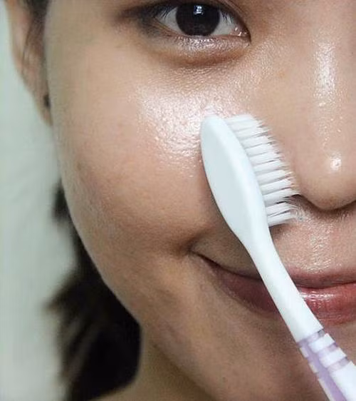 Cơ chế chính gây ra mụn cám là do tình trạng tắc nghẽn tuyến bã nhờn qua lỗ chân lông. Khi bạn dùng bàn chải đánh răng để tẩy tế bào chết sẽ làm lỗ chân lông thông thoáng, từ đó giảm thiểu được tình trạng mụn. (Nguồn Blogtamsu)