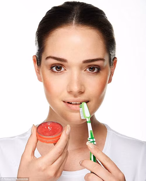 Bên cạnh đó, có thể dùng bàn chải đánh răng tẩy tế bào da chết trên môi rất tốt. Bạn chỉ cần bôi một lớp son dưỡng môi, sau đó dùng bàn chải chà theo hình vòng tròn trên môi để tẩy đi các tế bào chết. (Nguồn 24h)