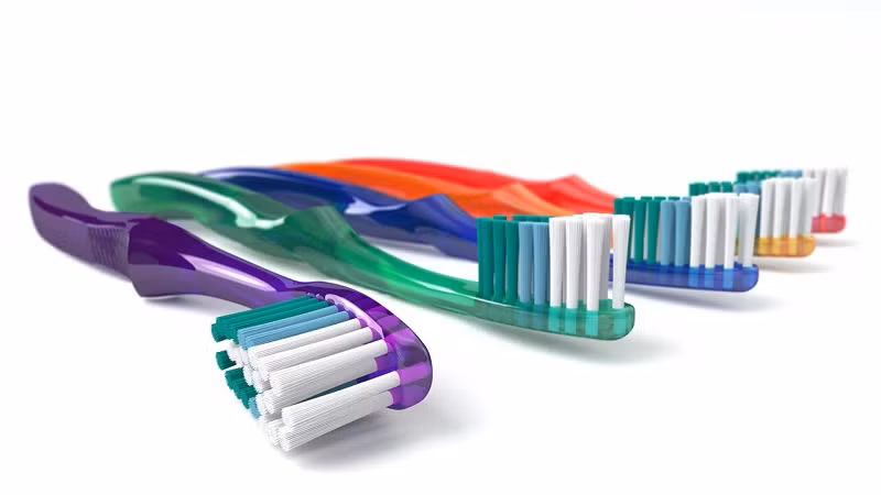 Bạn chỉ cần nhúng bàn chải đánh răng vào hỗn hợp dung dịch trên và chà lên những chỗ tàn nhang. Thực hiện tẩy đốm tàn nhang theo cách này kiên trì và đều đặn bạn sẽ thấy hiệu quả trên mong đợi. (Nguồn Vivawhite)