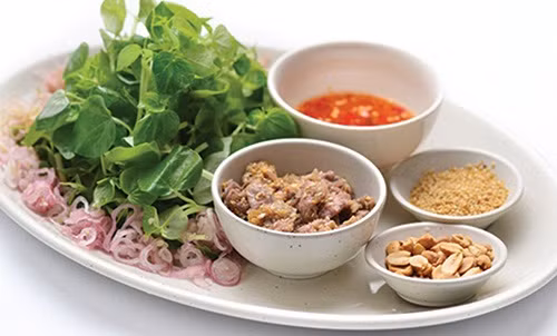 Vì sao có thể nói " thuốc bổ còn thua một nắm rau càng cua" bởi hàm lượng dinh dưỡng trong rau càng cua cao hơn cả cà rốt về chất Beta-caroten, cao hơn rau muống về lượng can-xi, photpho… Ngoài ra, rau càng cua còn chứa nhiều chất dinh dưỡng như: proline, protein, vitamin B, C, PP… rất lợi cho sức khỏe. Ảnh: Cooky.