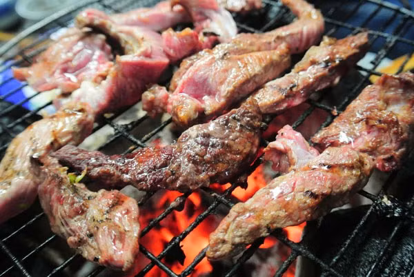 Trong loại khói này có chứa chất polycyclic aromatic hydrocarbons (PAHs) do chất béo bị đốt cháy. Hợp chất này gây tổn hại đến cấu trúc DNA, gan, dạ dày và tăng nguy cơ gây ung thư. Ảnh: Mebubu.