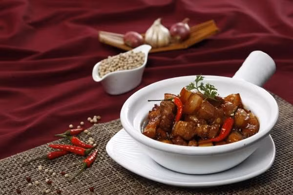 Nấu thịt chín quá mức. Nhiều người thích ăn thịt mềm và ninh cho đến khi nó thật mềm mới tắt bếp. Thế nhưng, nếu ở nhiệt độ 200-300 độ C, các loại vitamin và dưỡng chất trong thịt sẽ xảy ra phản ứng hóa học hình thành axit amino aromatic có khả năng ung thư. Ảnh: Yeutre.