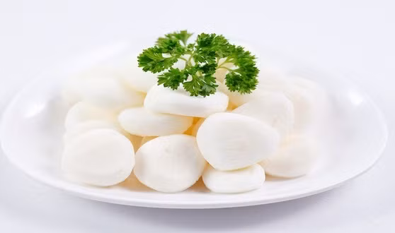 Với lượng vitamin C cao như thế, nó là loại mỹ phẩm tự nhiên tuyệt vời cho chị em làm đẹp. Làm đẹp da bằng củ cải trắng kết hợp với các loại thảo dược tự nhiên giúp dưỡng ẩm da, tẩy sạch tế bào chết, chất nhờn, ngăn ngừa sự lão hóa cho bạn làn da trắng hồng tự nhiên. Ảnh: Tapchidongy.