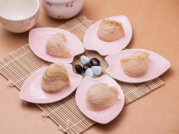 Bên cạnh cam và hành tây, mẹ cũng có thể bổ sung món yến sào vào thực đơn của bé vì yến sào có tác dụng giúp tăng sức đề kháng và hệ miễn dịch cho cơ thể. Đặc biệt, yến sào còn có khả năng phục hồi chức năng của phổi. (Nguồn Yenkhanhhoa)