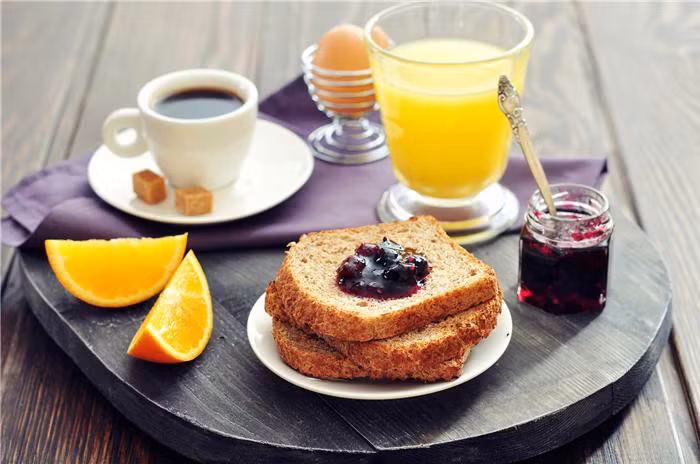 Sau khi dùng bữa sáng cũng không nên ăn cam bởi nó sẽ làm cho đường lên men, gây đầy hơi, chướng bụng rất khó chịu. Ảnh: Baomoi.