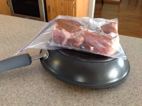 Rã đông ở nhiệt độ phòng. Nhiệt độ từ 4-60 độ C là môi trường lý tưởng để vi khẩn sinh sôi. Vì thế tránh rã đông ở nhiệt độ này. Nên rã đông bằng cách để ngăn mát, thời gian rã đông là từ 8 đến 24 giờ tùy thuộc vào khối lượng của miếng thịt. Ảnh: Bepgiadinh.