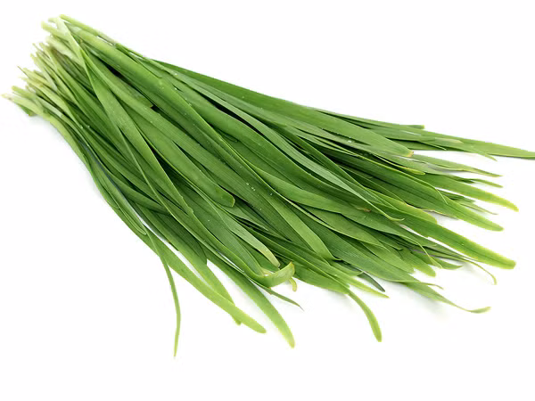 Nếu trẻ bị ho hãy dùng nước của 10 hạt chanh, đun cùng lá hẹ (ảnh), hoa đu đủ đực cùng một cốc nước cho con uống trong ngày. Với hạt bưởi có chất chống viêm cực mạnh và bạn có thể đun hạt bưởi cùng nước làm trà uống sau bữa ăn sẽ chữa được bệnh viêm loét dạ dày tá tràng. Ảnh: Marybaby.