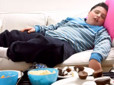 Không đánh răng. Nếu như bạn lên giường đi ngủ luôn mà không đánh răng rất có hại. Sau khi ăn xong, khoang miệng chứa rất nhiều mảng bám từ thức ăn. Nếu để qua đêm, các vi khuẩn này sẽ sinh sôi nảy nở. Ảnh: Vietq.