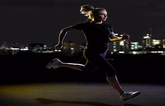 Tập thể dục trước khi đi ngủ. Vận động cơ thể sẽ làm cho nội tiết thay đổi và gây kích thích các tế bào thần kinh. Hơn nữa, việc tăng nhiệt độ cơ thể khiến bạn bí bách và khó đi vào giấc ngủ. Ảnh: Bancobiet.