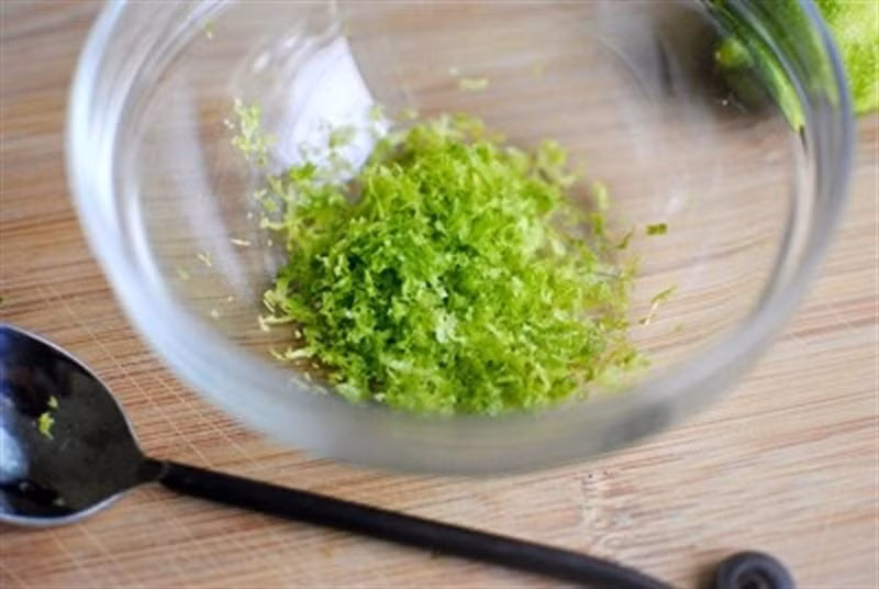 Cách dùng tốt nhất là bào vỏ chanh và thêm vào nước trái cây, trà, sinh tố hay thậm chí cho vào các món ăn để tăng hương vị. Ảnh: Webtretho.